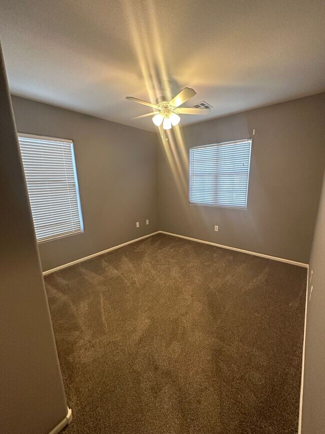 Building Photo - *$500 OFF 1ST MONTHS RENT. MUST MOVE IN BY...