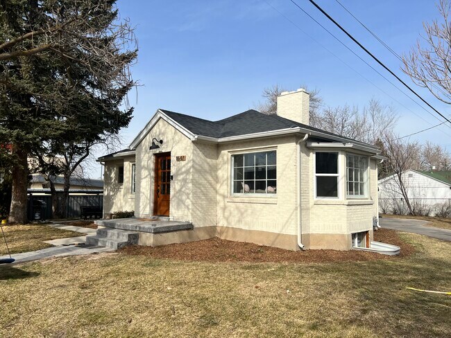 Building Photo - 1647 E Woodland Ave