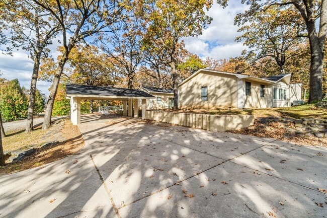 Building Photo - Gorgeous 5 bedroom, 2.5 bath House on a .88 Acre Lot in Fort Smith!