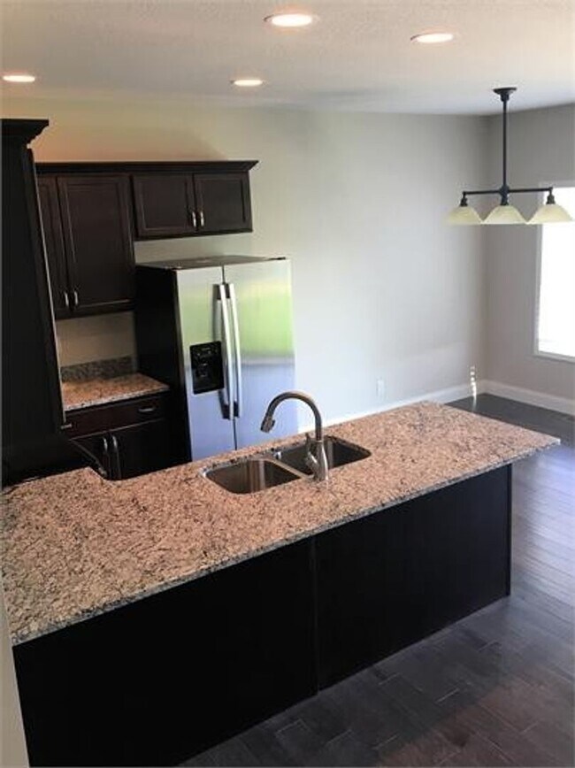 Building Photo - 3-bedroom Townhome Available for July!