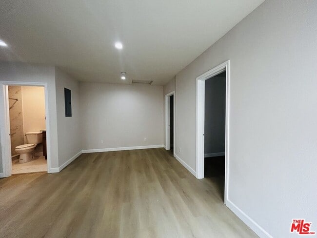 Building Photo - 2707 Kelburn Ave