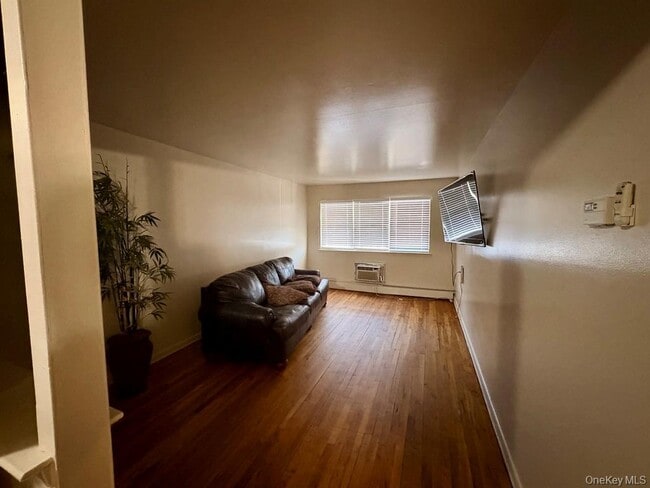 Building Photo - 1264 Metcalf Ave