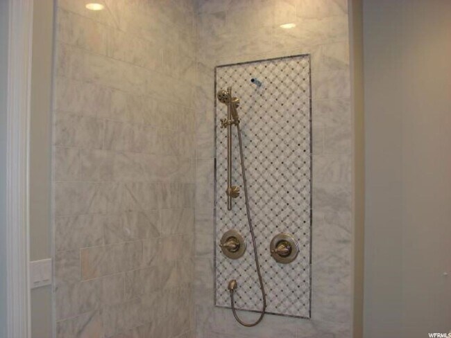 Building Photo - Upmarket Townhouse in Sought After Holladay City