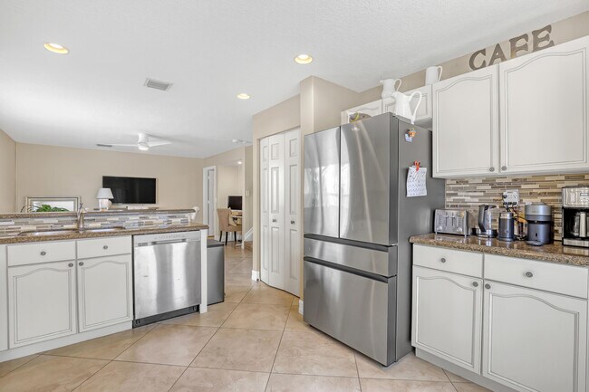 Building Photo - 6074 Las Colinas Cir
