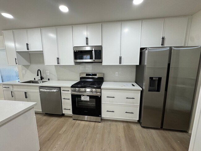 Building Photo - 4 Bedroom house single level