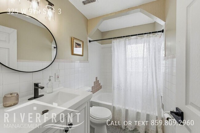 Building Photo - 325 W 9th St