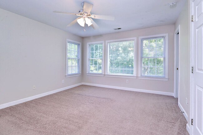 Building Photo - Beautiful Poquoson Home.