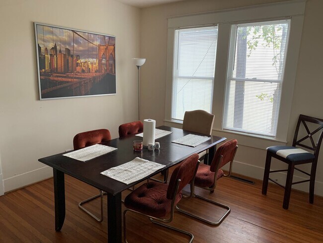 Building Photo - 909 W 30th St