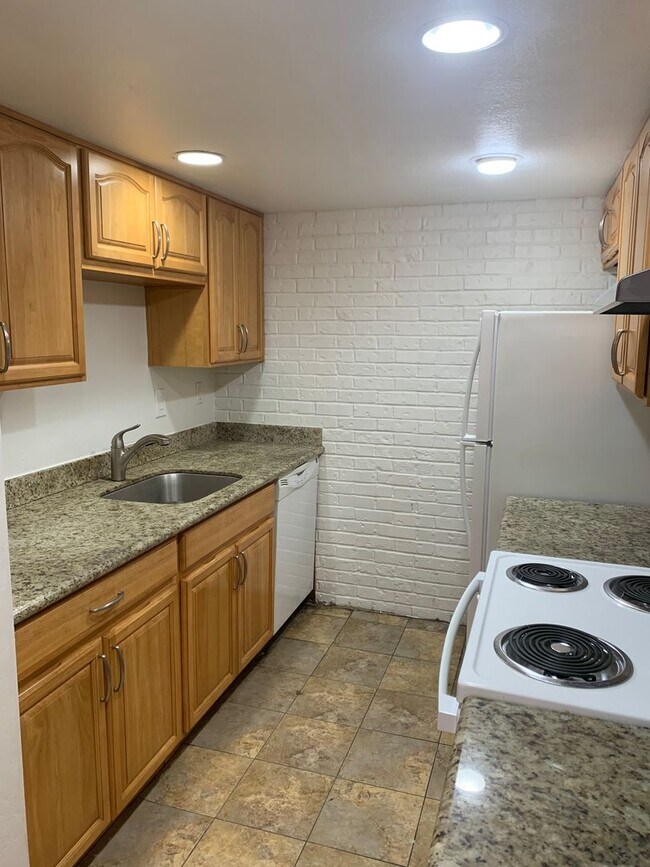 Building Photo - Gary Apartments | Two Bedroom Townhouse Un...
