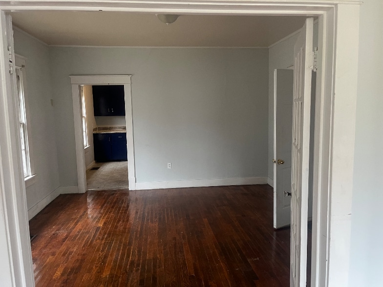 Building Photo - 725 E Burton St