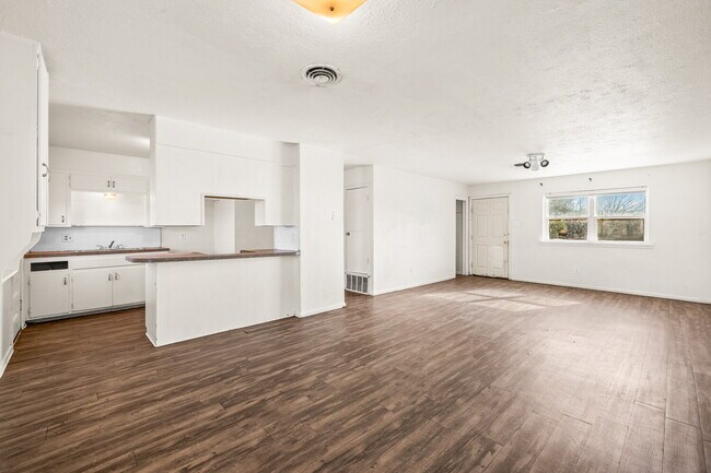 Building Photo - *FIRST MONTH'S RENT FREE* Three Bedroom Home in Quiet Neighborhood