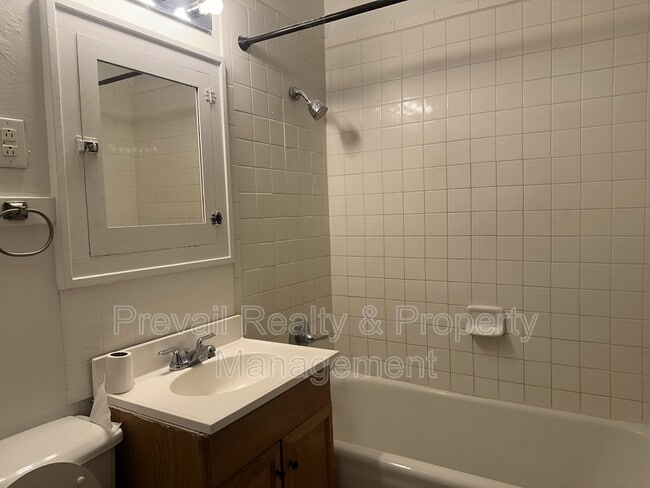 Building Photo - 127 Regan St