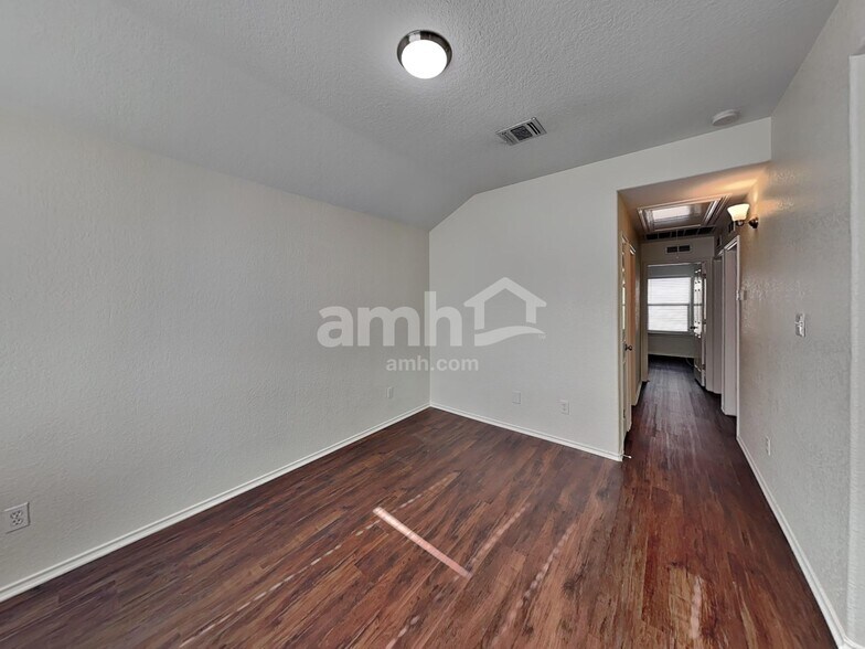 Building Photo - 412 Saddlehorn Way