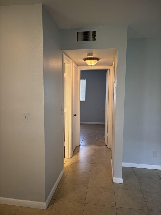 Building Photo - 5150 NE 6th Ave