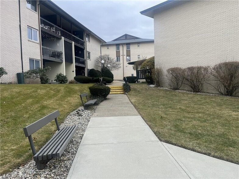 Building Photo - 400 Narragansett Pkwy