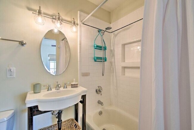 Building Photo - 4 Bed, 3 Bath, stunning home, located in t...