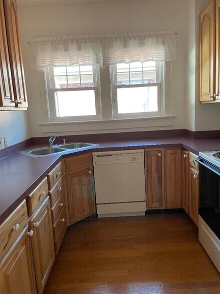 Kitchen - 1326 Fontaine Rd