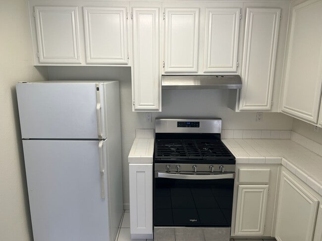 Building Photo - Wonderful 2 bedroom, 2 Bath Condo!  Single...