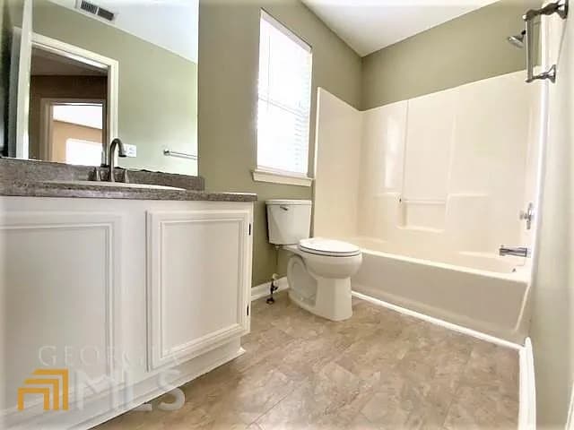 Upstairs bathroom - 512 N Fairfield Dr