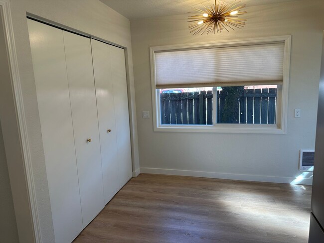 Building Photo - Beautiful high end 1 bedroom duplex with office!