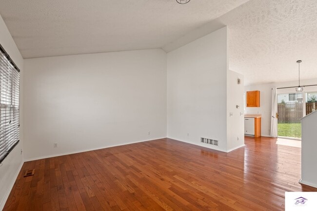 Building Photo - AVAILABLE NOW!