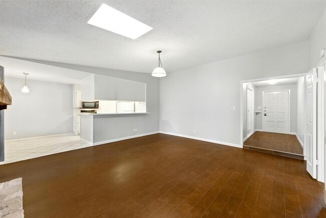 Building Photo - 1009 Rebbeca Dr