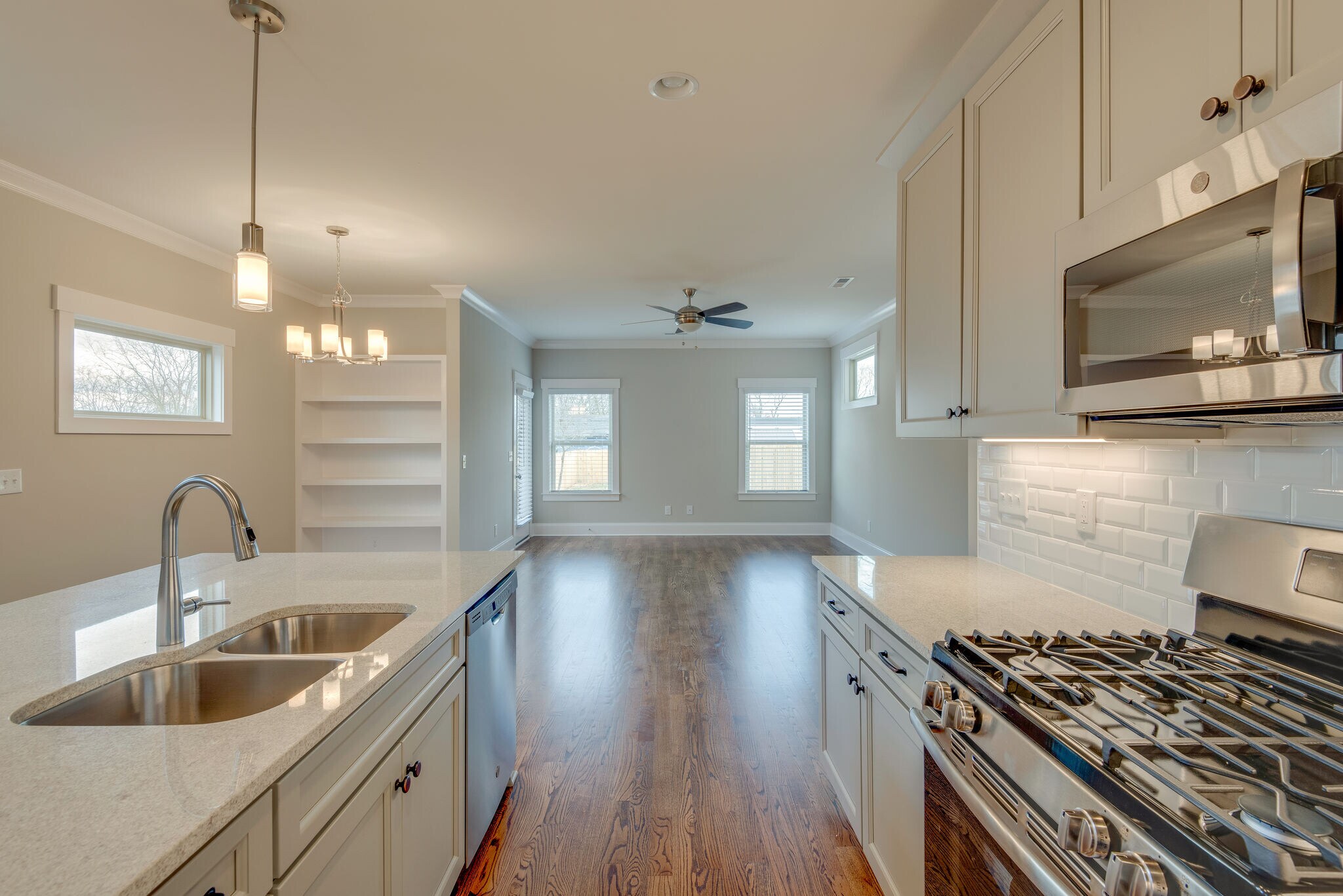 Looking towards living room - 562 Stevenson St