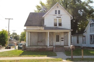 Building Photo - Close to Campus: Dishwasher and Washer/Dryer Included