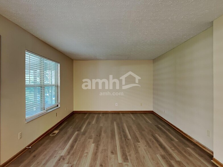 Building Photo - 8190 Pelham Dr