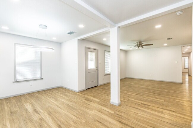 Building Photo - Luxurious Like-New Townhome Located In Nor...