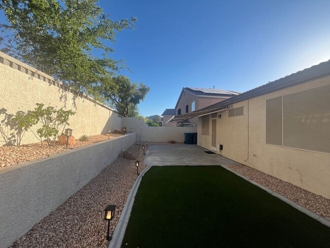 Building Photo - single story, 3 bed, 2 bath, 2 car garage in gated community in Summerlin