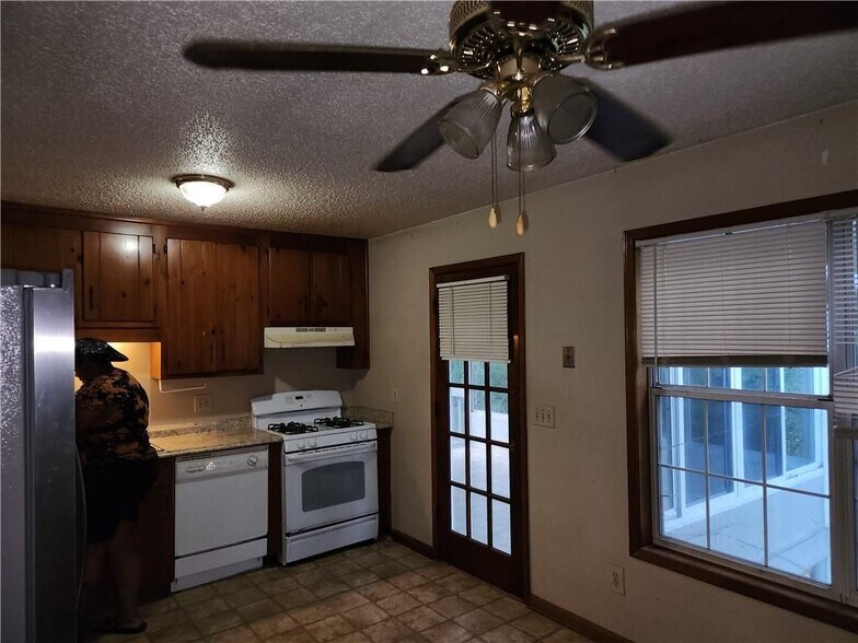 Building Photo - 3234 Valley View St