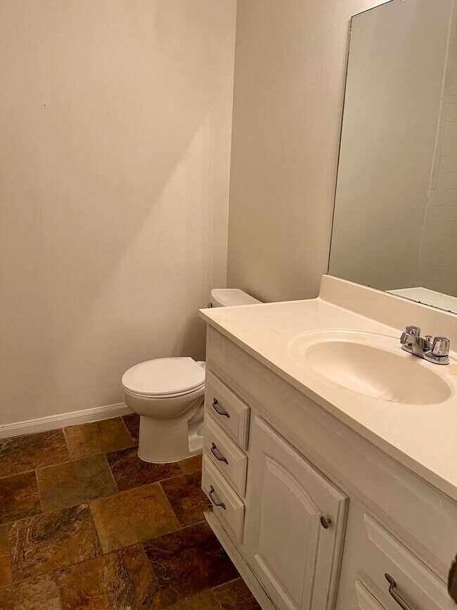 Building Photo - Spacious 3 bedroom condo