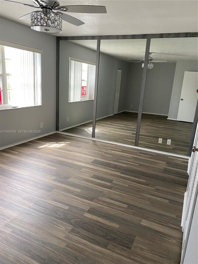 Building Photo - 802 NE 26th Ave