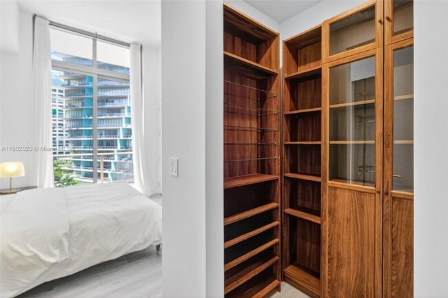 Building Photo - 2655 S Bayshore Dr