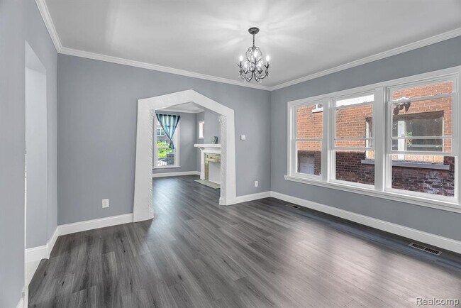 Building Photo - 3273 Cortland St