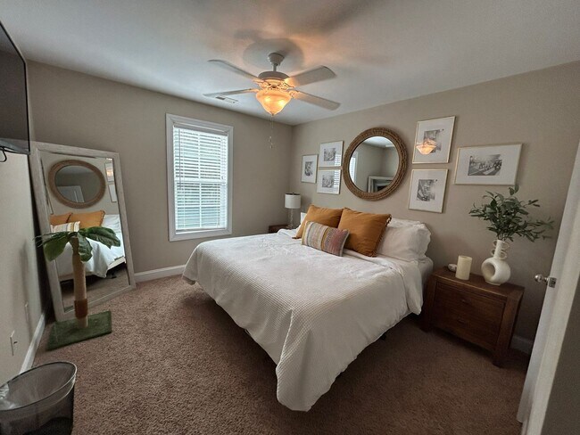 Building Photo - Enjoy private living in this beautiful 3 b...