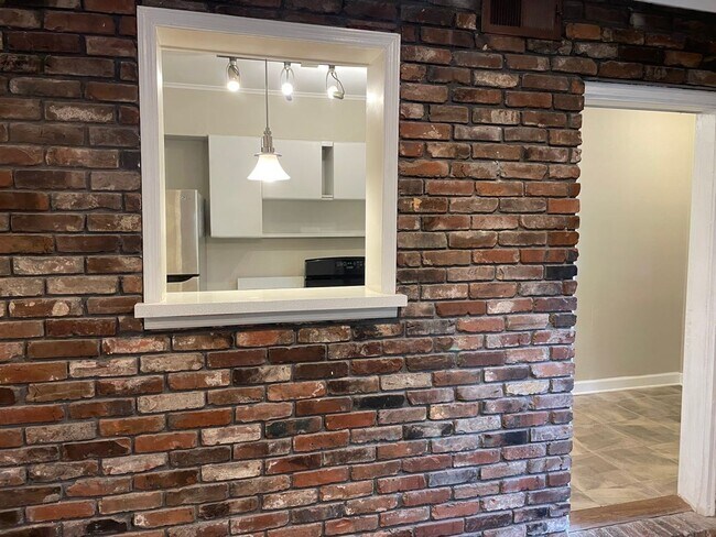 Building Photo - Spacious 4-Bedroom Home Just Minutes from the University of Memphis!