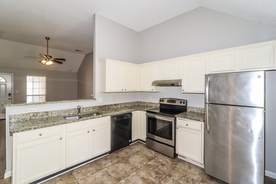 Building Photo - 7096 Lagrange Hill Dr