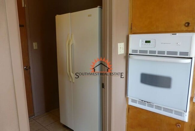 Building Photo - Spacious 3 bedroom 2 bathroom home.