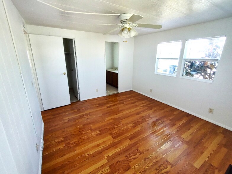 Building Photo - 900 9th Ave E