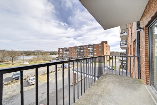 Building Photo - 200 Sanders Ferry Rd