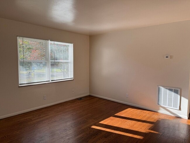 Building Photo - 1025 W Parkway Ave