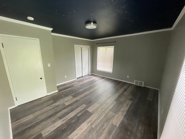 Building Photo - Spacious 3bd/2.5ba Ranch