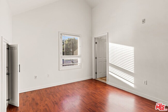 Building Photo - 2667 Menlo Ave