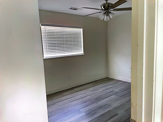 Building Photo - 2419 N Clark St