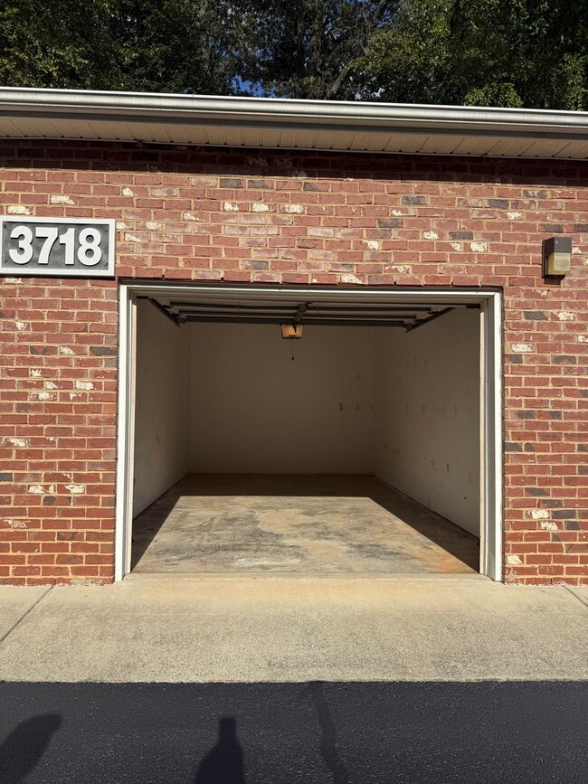 Building Photo - Adorable 2 Bedroom Convenient to Battlegro...
