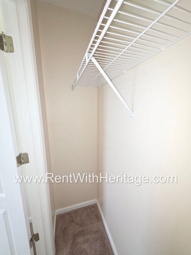 Building Photo - Fantastic 4bd/2.5ba Townhome/ Swim Tennis/ Great Location