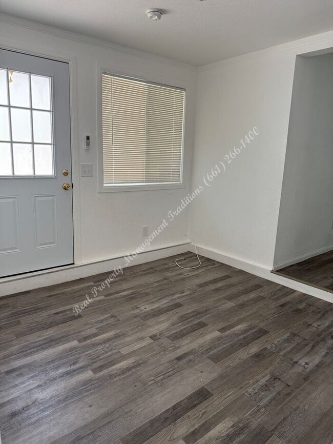 Building Photo - *** Please call us @ 661-266-1400 for info...