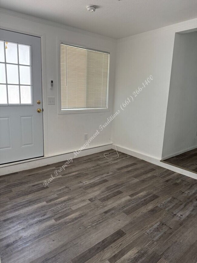 Building Photo - *** Please call us @ 661-266-1400 for information on availability, showings and applications proc...